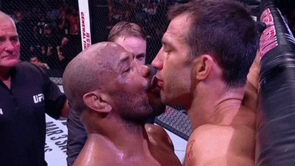 romero_rockhold_kiss.0.0.thumb.jpg.2b1092aea6af09a709929facf62de87e.jpg