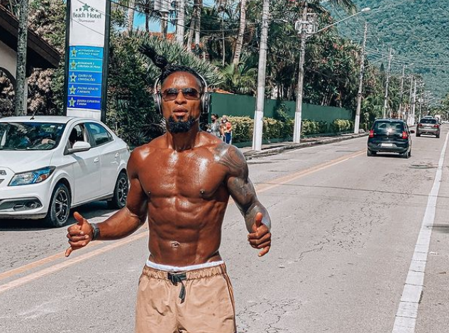 ze-roberto-physique.png.c52bfd80599e502e853b3ce770ca2e81.png