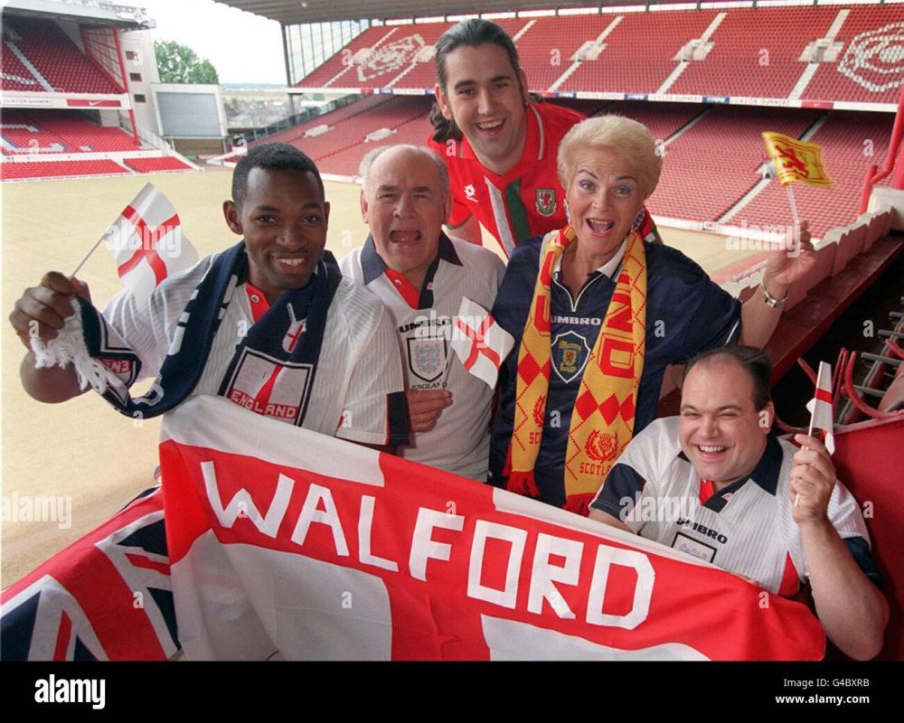 eastenders-star-from-left-lenny-des-coleman-roy-tony-caunter-huw-richard-G4BXRB.thumb.jpg.70fead6272f94ace2d9d3ab84b901ca3.jpg