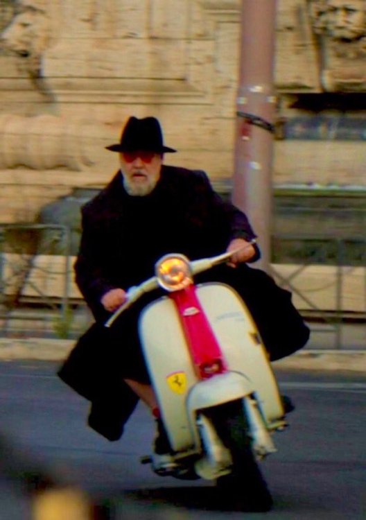 the-popes-exorcist-in-his-exorcistmobile-v0-5hyny197mura1.jpg