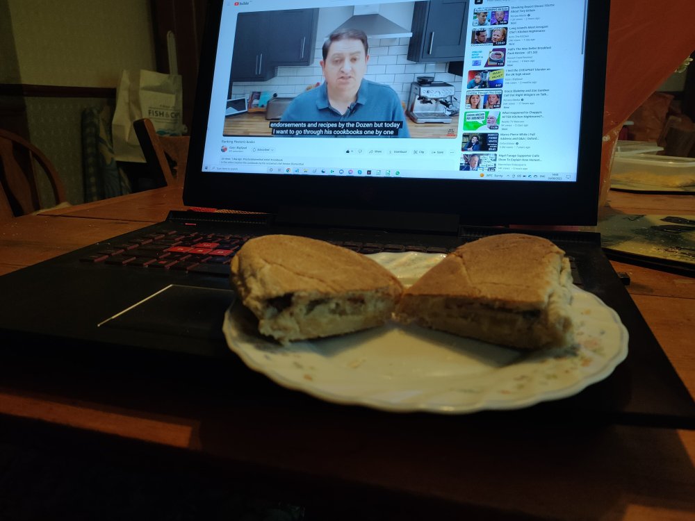 sandwichandvideo.thumb.jpg.e06b6777a8483d389df3fb6da0eb49e2.jpg