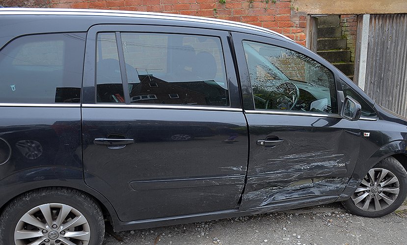 car2.jpg.4f63cd9a742d071ad57d4ef608dbb40f.jpg